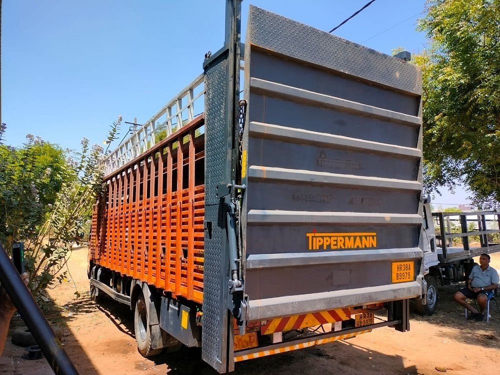 2 Automatic Hydraulic Tail Lift, Operating Height: 10 feet