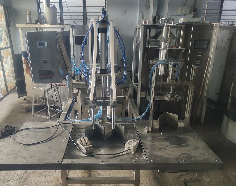 2 Electric Semi Automatic Oil Filling Machine, Capacity: 20 BPM