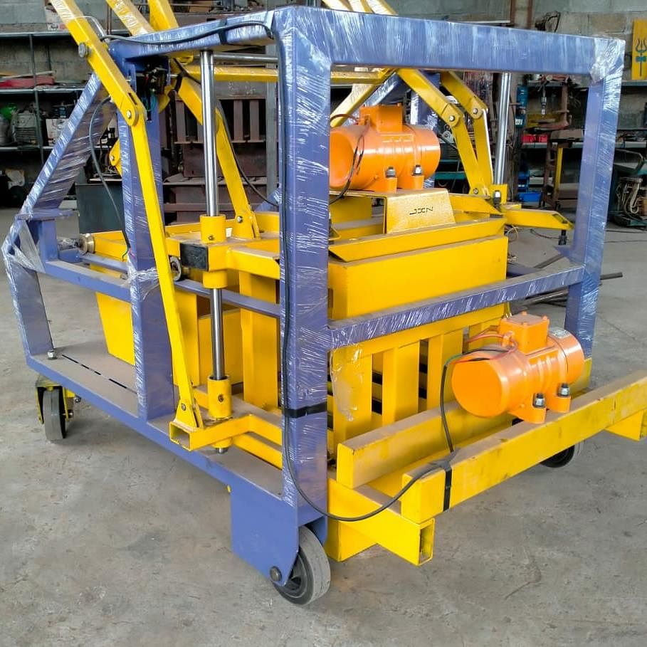 Semi-autometic concrete block machine