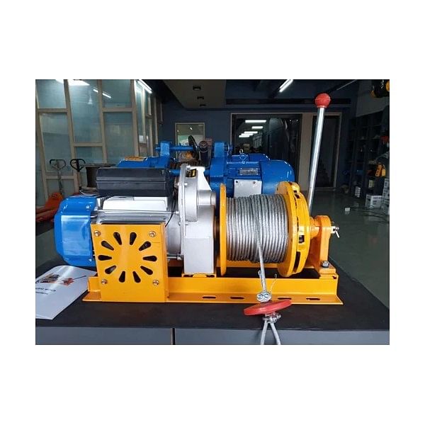 Construction crane winch with clutch