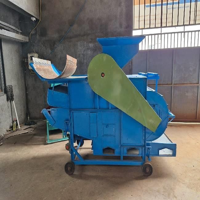 Groundnut decorticator machine