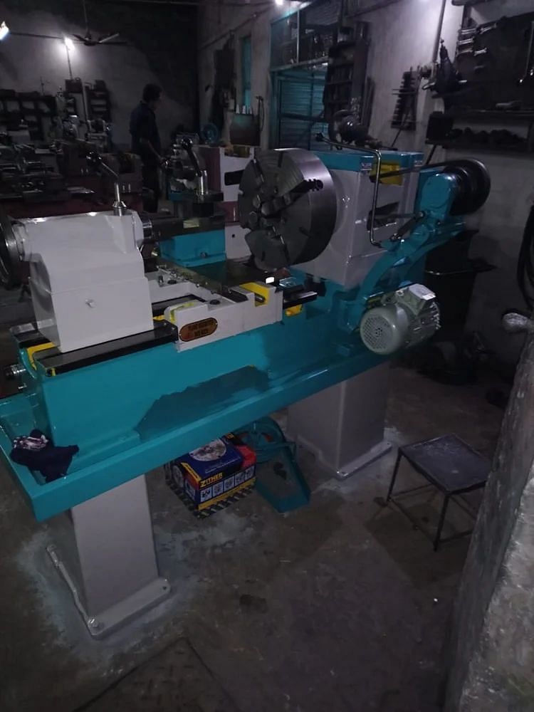 7 Feet Heavy Duty Lathe Machine, 52 mm