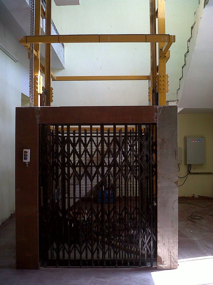 Balaad Dual Mast Goods Lift, Capacity: 4-5 Ton