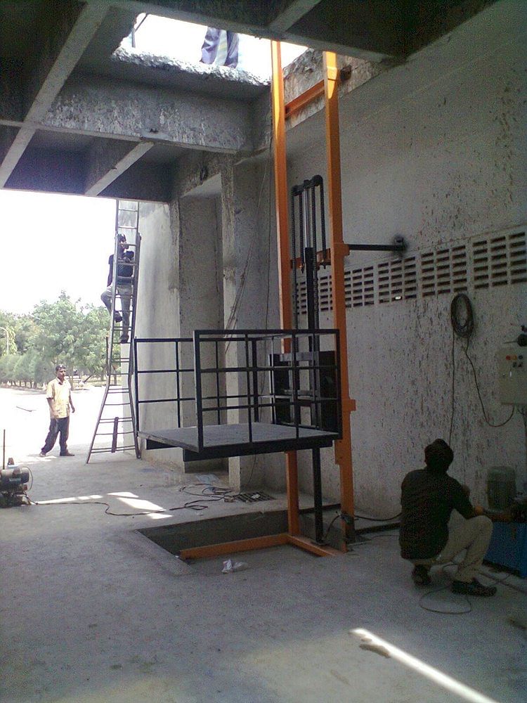 Balaad Mild Steel Single Mast Hydraulic Operated Goods Lift