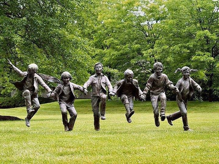 Bronze Fiberglass Children Playing Sculpture, For Exterior Decor