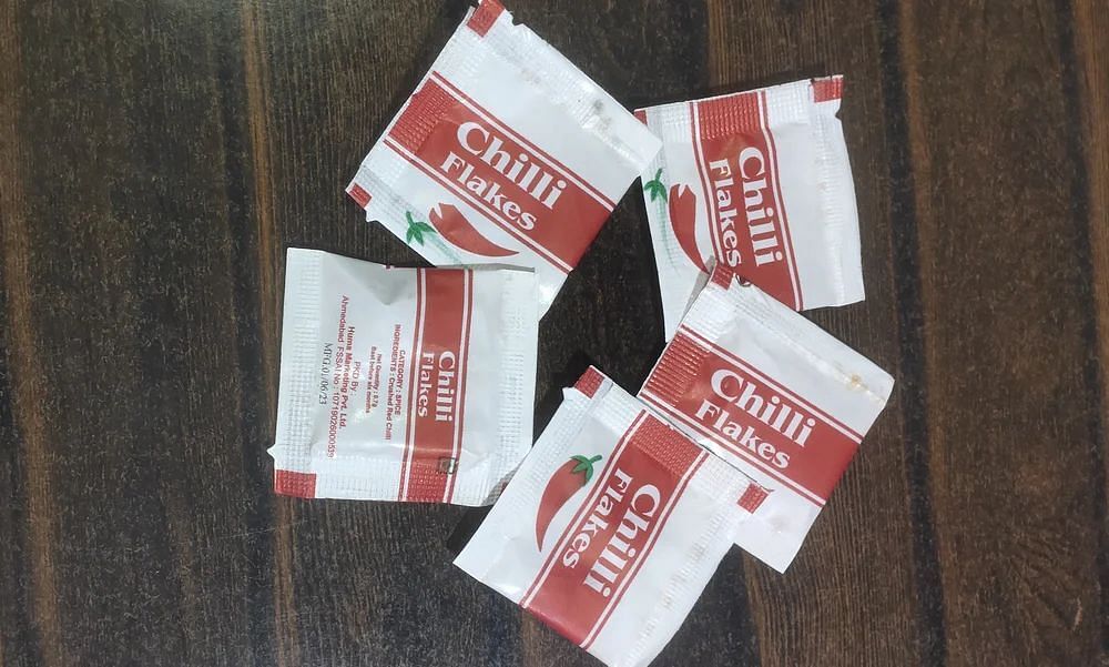 Chili Flake Red Chilli Flakes Sachet, For Food Processing, Packaging Size: 5000 Pcs