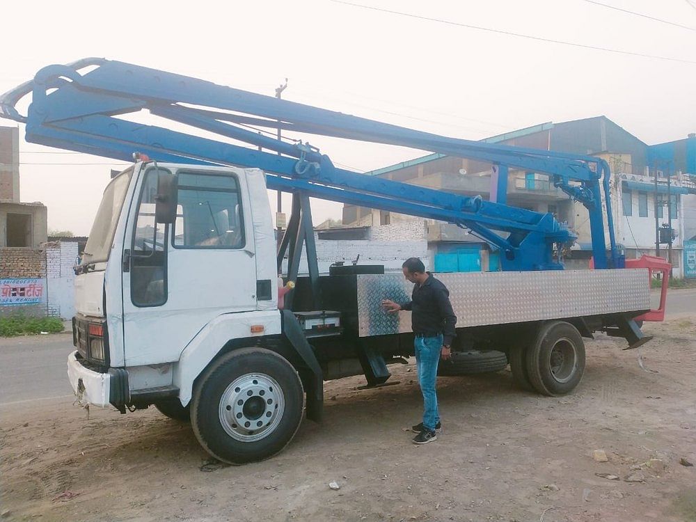 CLEAN GREEN Cgesl Hydraulic Lifting Platform, Working Height: 20 feet, Capacity: 100 KG