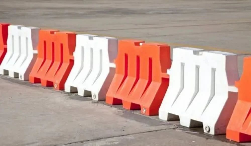 Construction Sites Plastic Road Barriers, 80-100 Kg, Size: 560 X 140 X 350 X 560 Mm