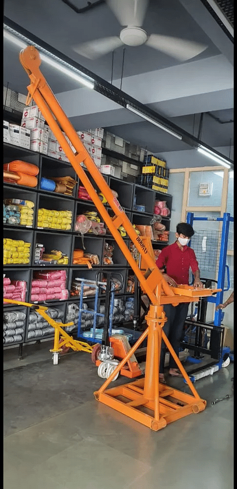 EZZILIFT Building Material Lifting Machines 10 FEET BOOM, 200 Kg, Capacity: 1 ton