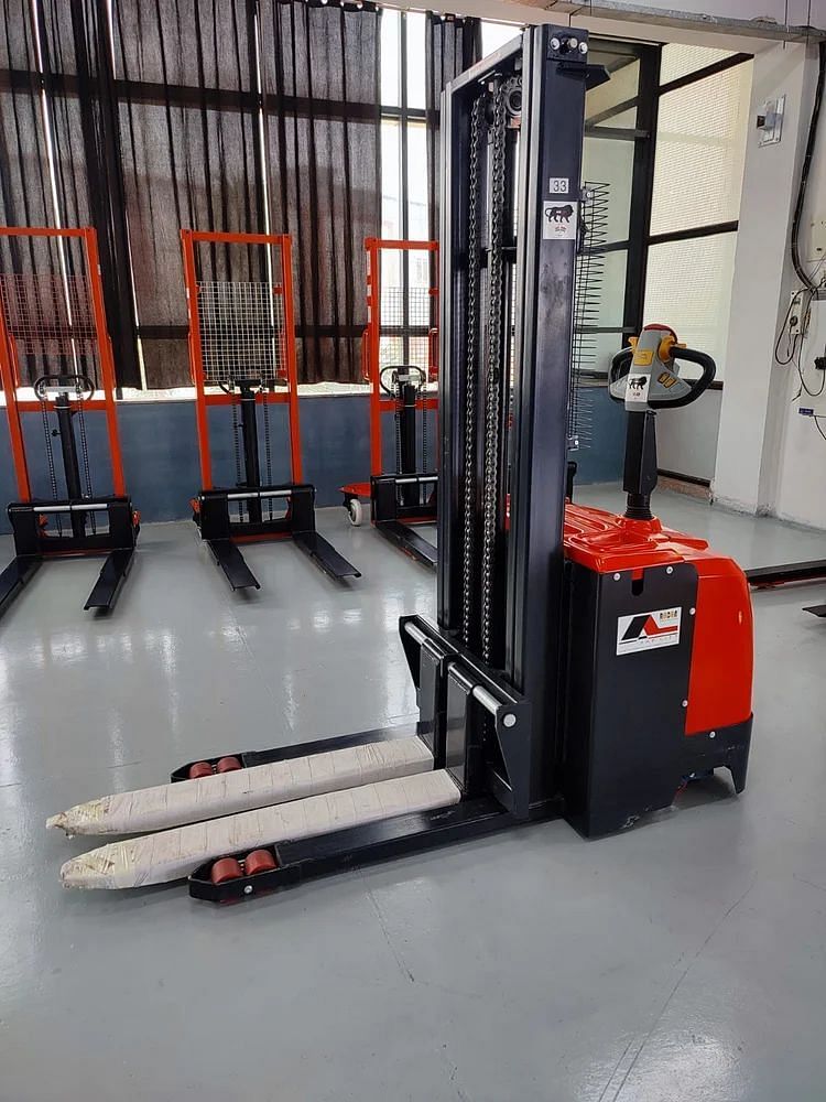 Fork Stacker Battery Operated Hydraulic Stackers, For Industrial