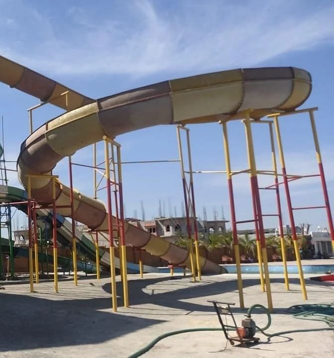 FRP(fibre reenforced plastic) White and Grey Spiral Water Park Slide, Capacity: 700 kg