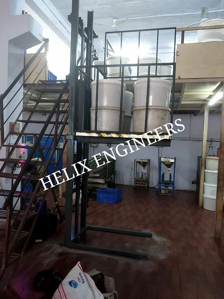 Helix HE23 Industrial Hydraulic Goods Lift, Capacity: 1-2 ton