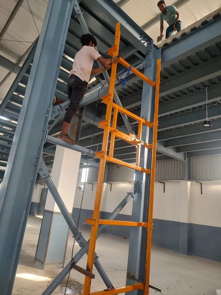 Hydraulic Industrial Goods Lift, Capacity: 1-2 ton