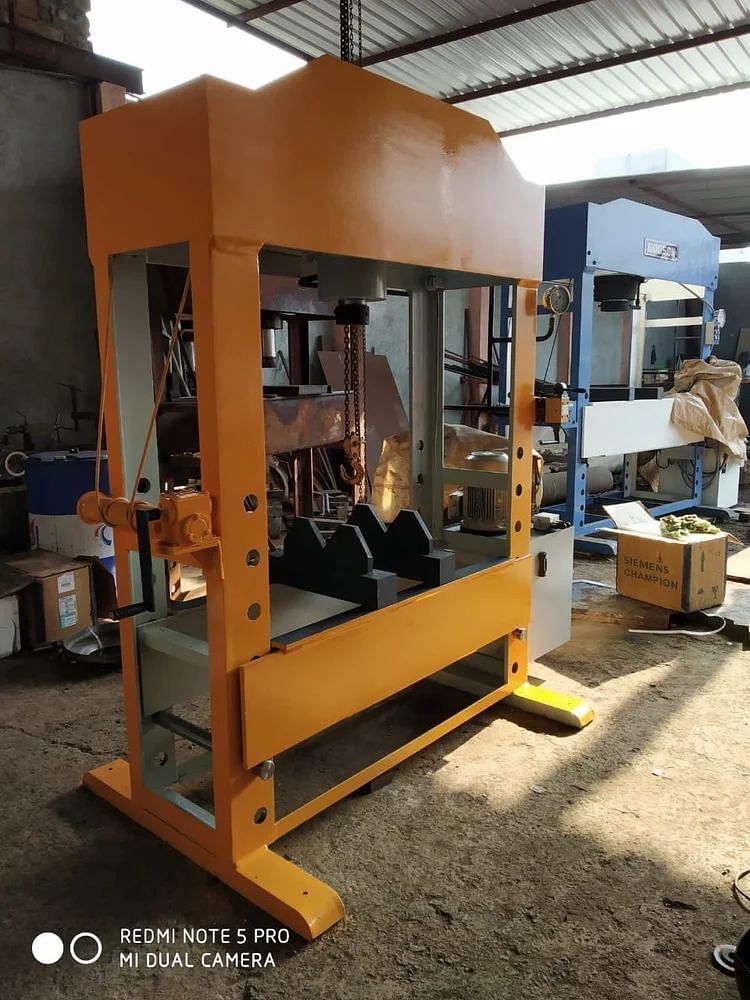 INDUSTRIAL HYDRAULIC PRESS, Capacity: 200 Ton