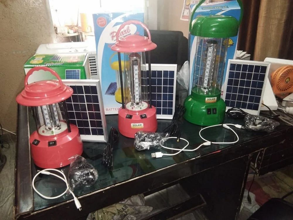 LED 4 W Solar Lantern for Lighting