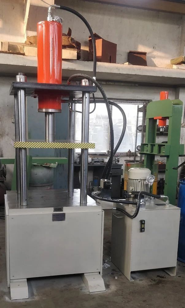 Mild Steel 4 Pillar Hydraulic Press Machine, Capacity: 200 tons, 100-200