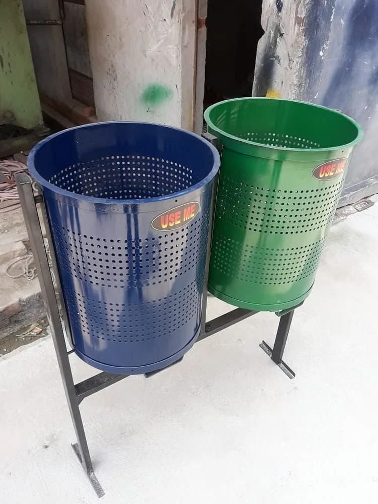 Mild Steel Swing Type Twin Hanging Dust Bin, Size: 12X24, Capacity: 40+40+40