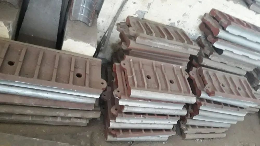 MILD STEEL Toggle Plates Of Oil Type Crusher Machine