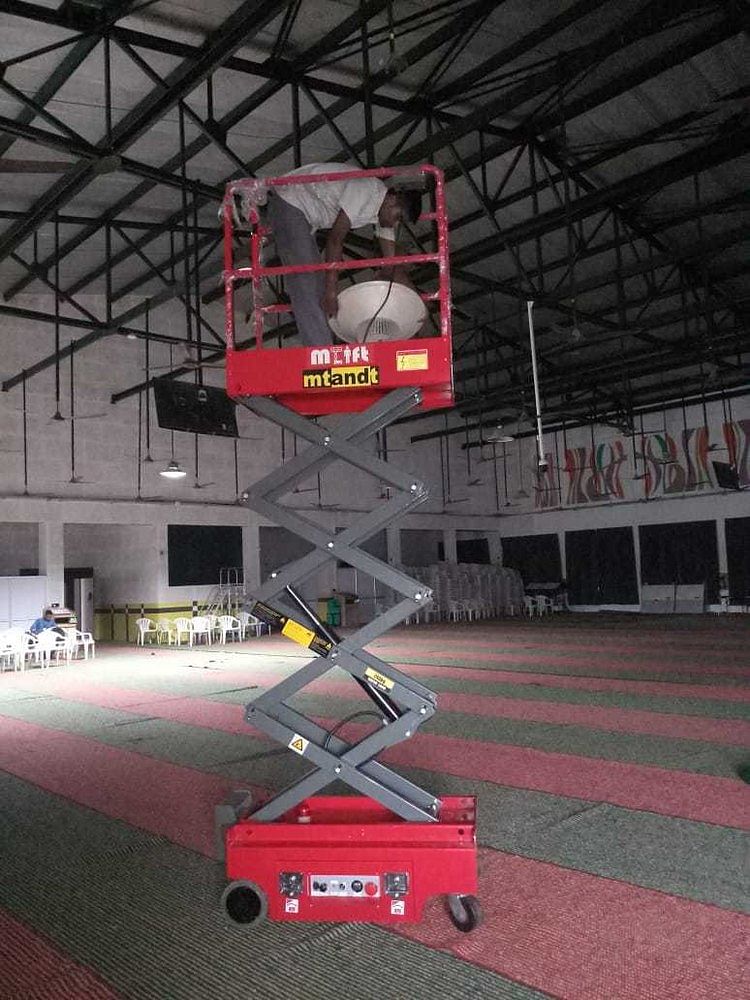 Mini Self Propelled Scissor Lift, Rated Loading Capacity: 200 Kg, Working Height: 15 feet