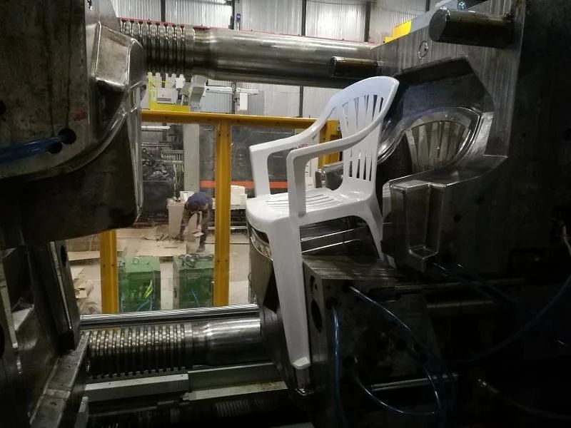 PE Plastic Chair Molding Machine, Capacity: 2.5 to 3 Kg