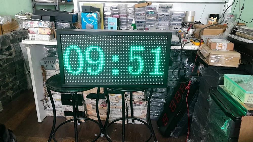 Red Metal Digital Display Clock, Size/Dimension: 2x1 Ft