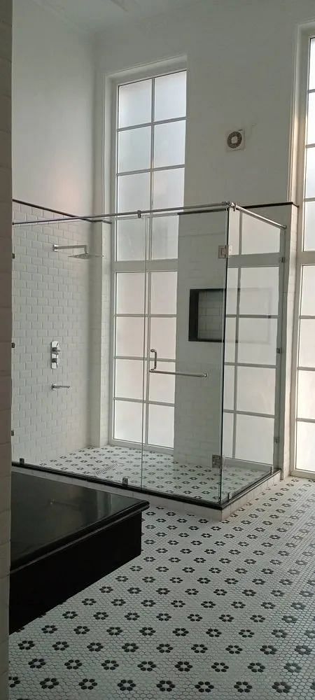 Saint Gobain Hinged Openable Shower Enclosure, For Bathroom, Toughened Glass