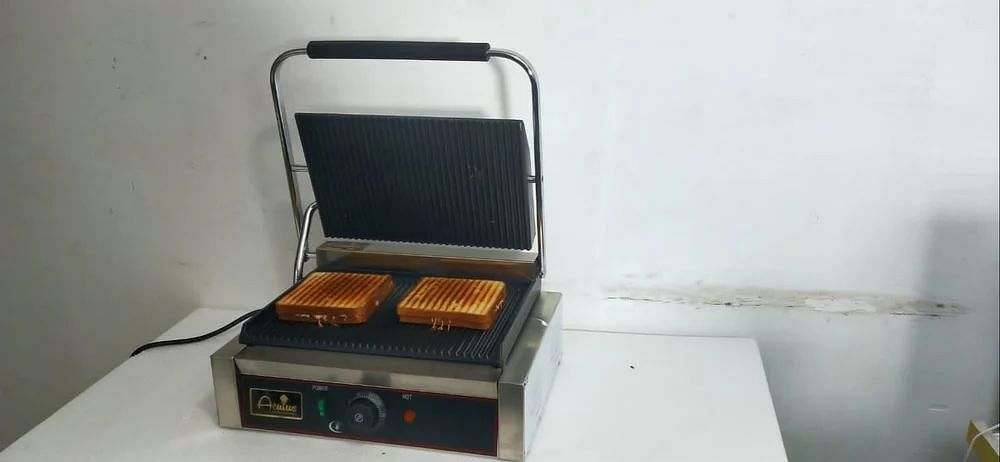 Sandwich Griller Machine