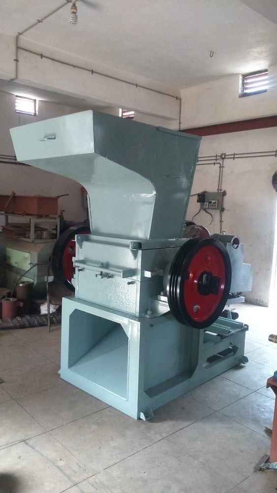 Semi-Automatic Mild Steel Scrap Grinder Machine, Capacity: 200 Kg/Hr