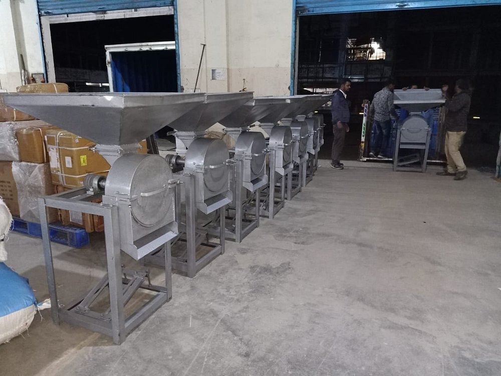 Semi-Automatic Poultry Feed Grinder Machine, For Industrial, 500 kg per hr