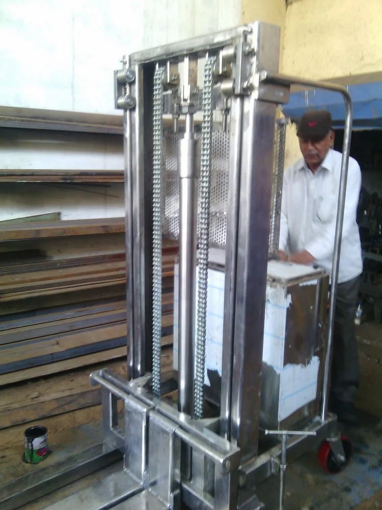 Shubham Engineering SS Pallet Stacker, for Material Handling