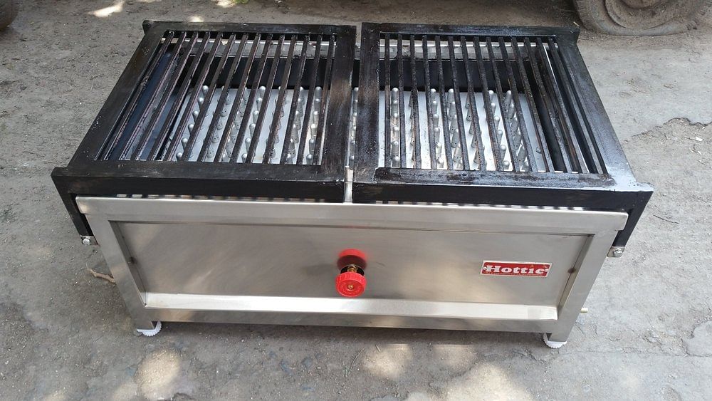 Silver Hottie Barbeque Table Top Gas Operted ( With Folding Grill)