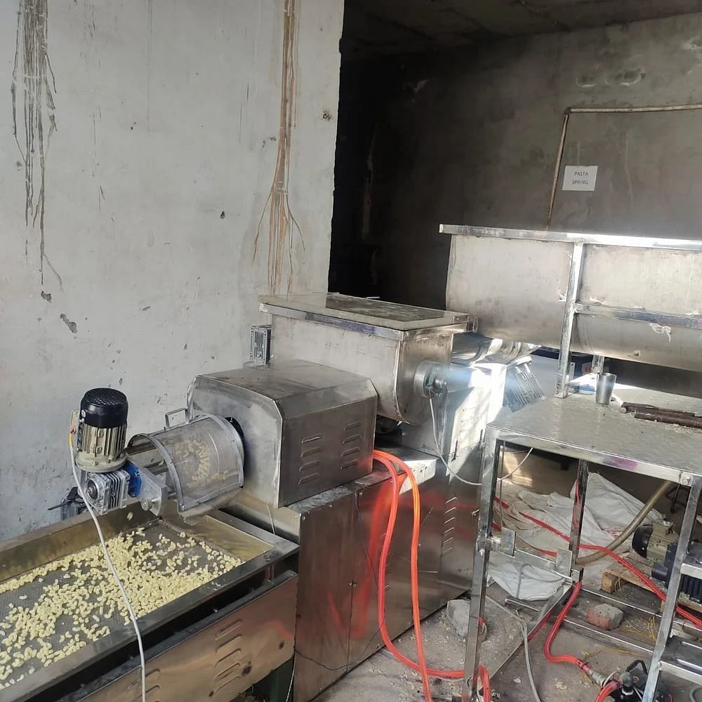 Stainless Steel Industrial Pasta Extruder Machine, Capacity: 250 Kg Per Hours, 500 Kg