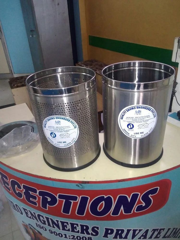 Stainless Steel Swing Type Perforated Ss Dustbins, Capacity: 5 L