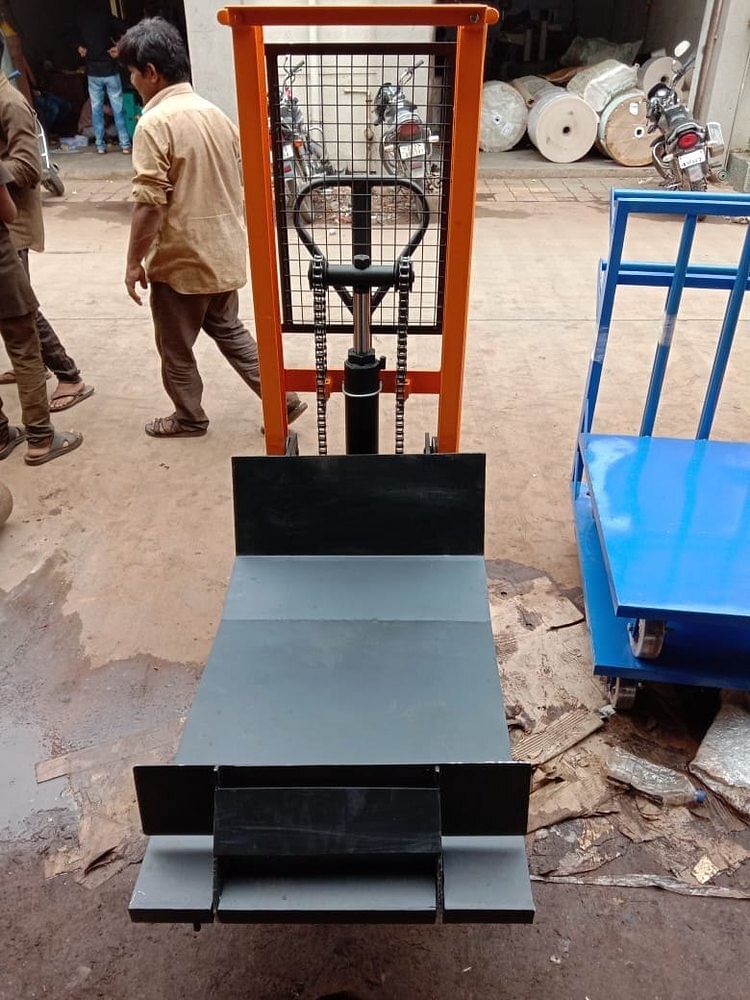 Voltas Mild Steel HE 109 A A.C. Powet Pack Stacker With Detachable Platform, For Power Production