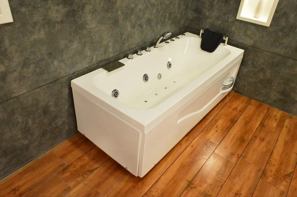 White Acrylic Jacuzzi Spa Bathtub