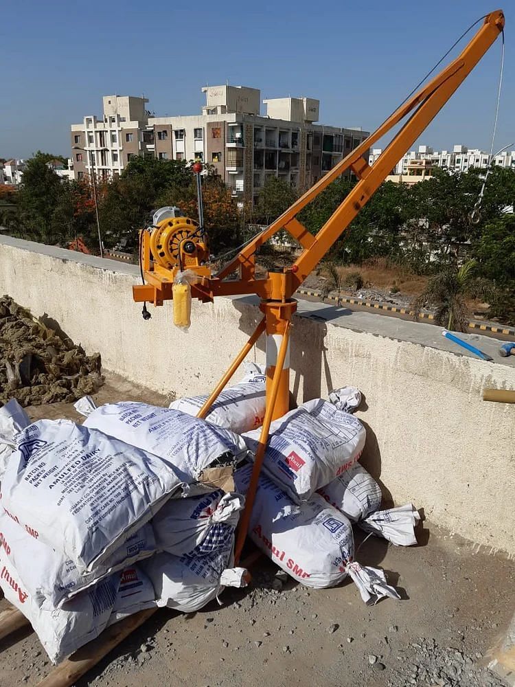 Yellow Hydraulic Construction Mini Crane, Max Height: 80-100 feet, Capacity: 0-5 ton